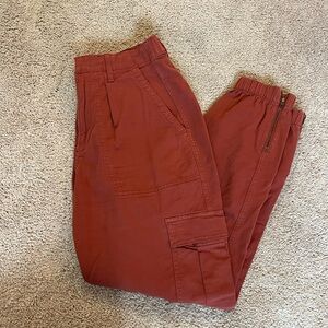 Gap cargo joggers - zipper and pocket details